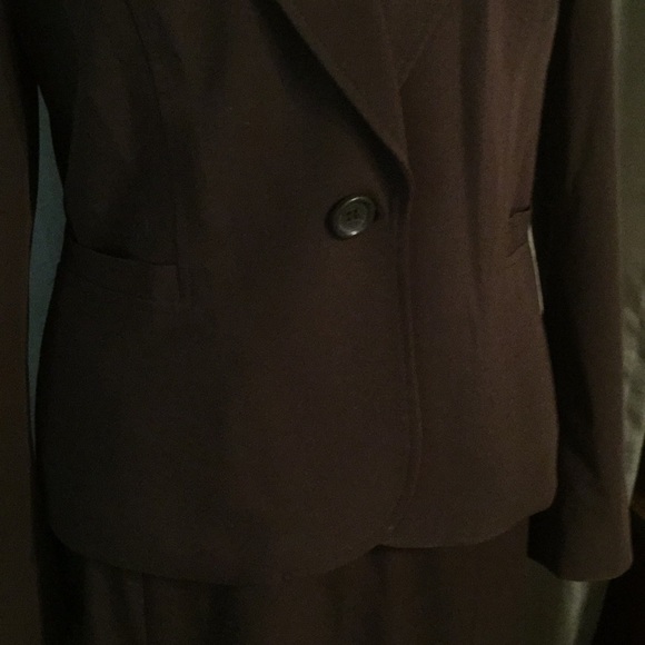 Brown Style and Co skirted suit with pleats - Picture 5 of 6